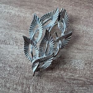 Vintage Silver Tone Open Leaf Cluster Brooch Pin Collectible Classic
